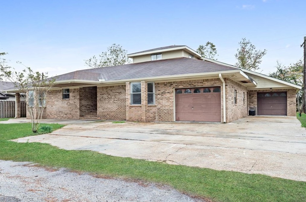 7007 Meadow Dr, Orange, TX 77630-8440