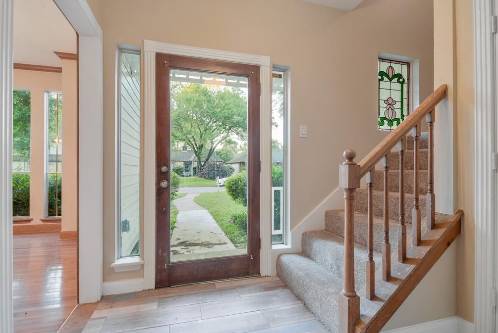 6615 Castle Lane Dr, Houston TX  77066-3812 exterior