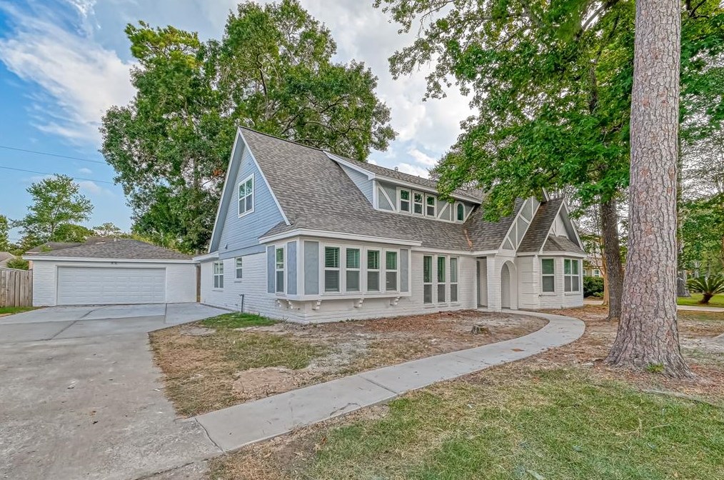 318 Pine Manor Dr, Conroe, TX 77385