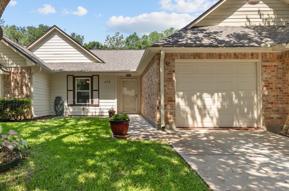 678 W Country Grove Cir, Pearland, TX 77584