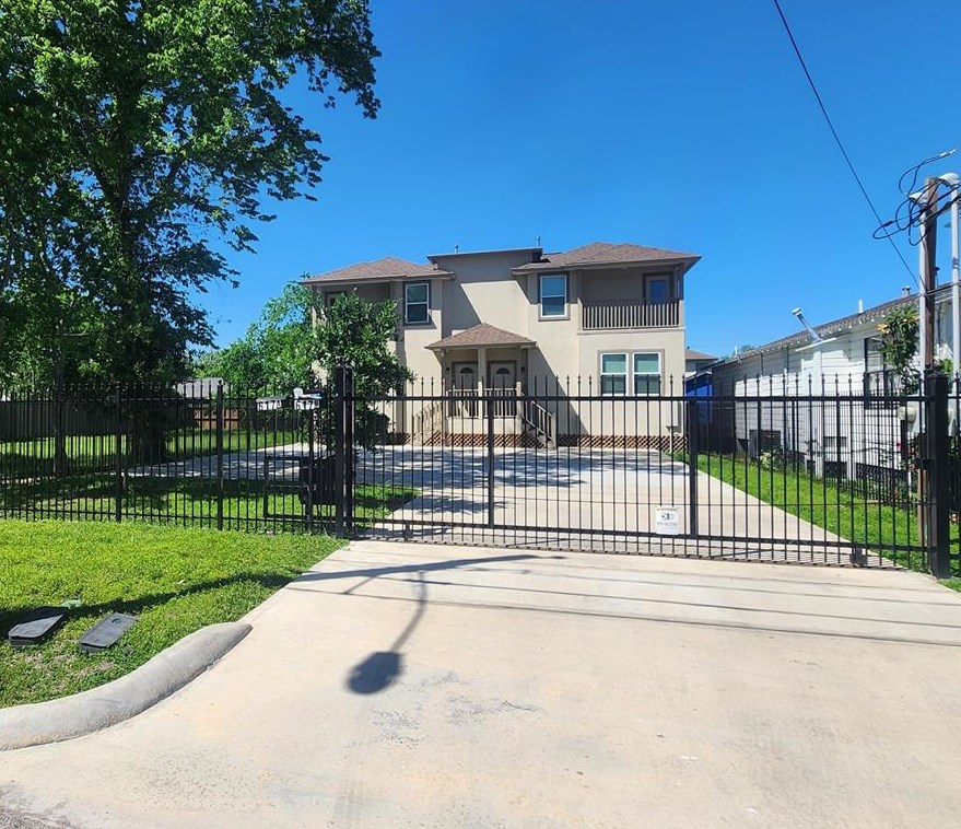 617 39th St, Houston, TX 77022-4719