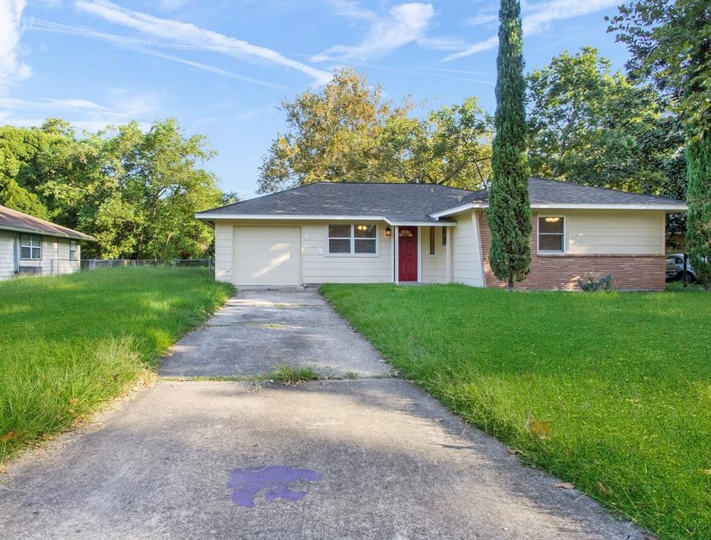 524 Catalpa St, Angleton, TX 77515