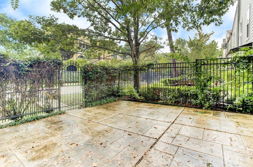 6310 Arnot St, Houston TX  77007-2043 exterior