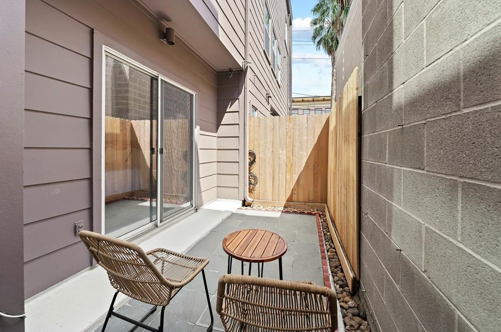 98 Drew St, Houston TX  77006-1526 exterior