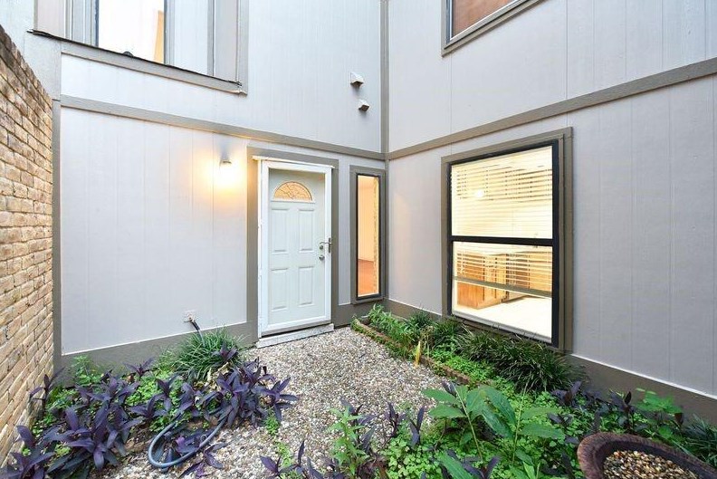 880 Tully Rd, Houston, TX 77079-5436