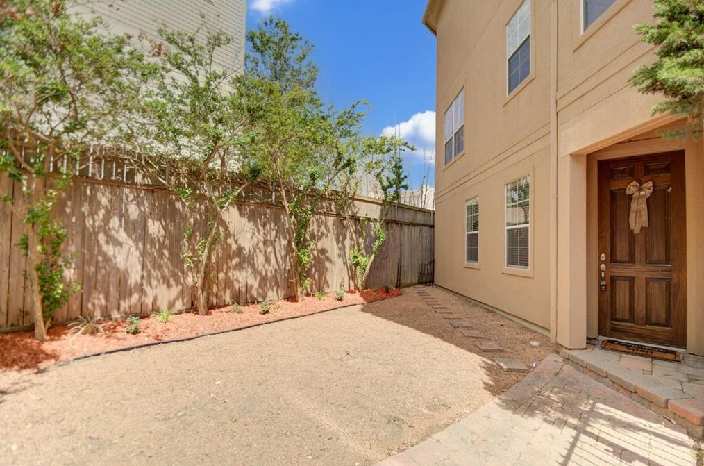 2823 Clinton Dr, Houston, TX 77020