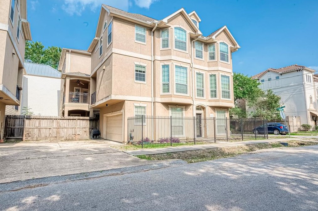 816 Snover St, Houston, TX 77007-5550