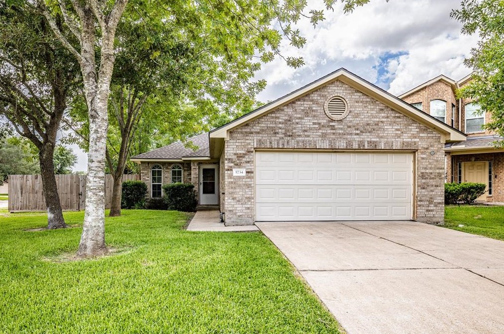 5734 Wandering Creek Dr, Richmond, TX 77469