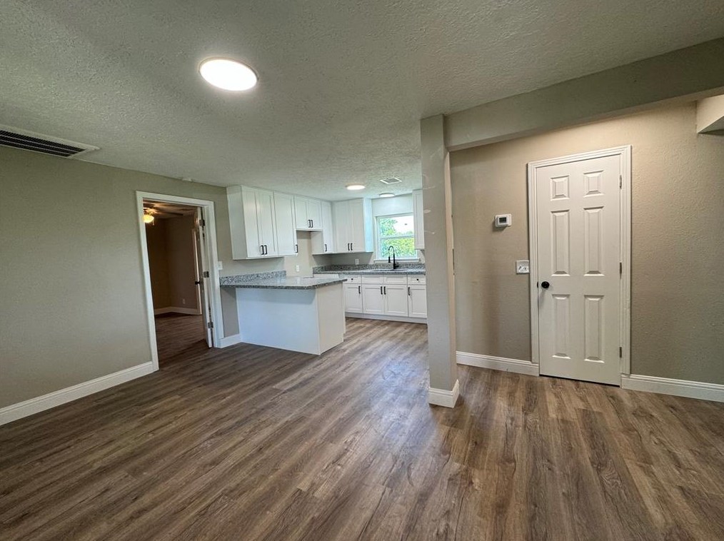 9006 Elm St, Hitchcock, TX 77563-1004