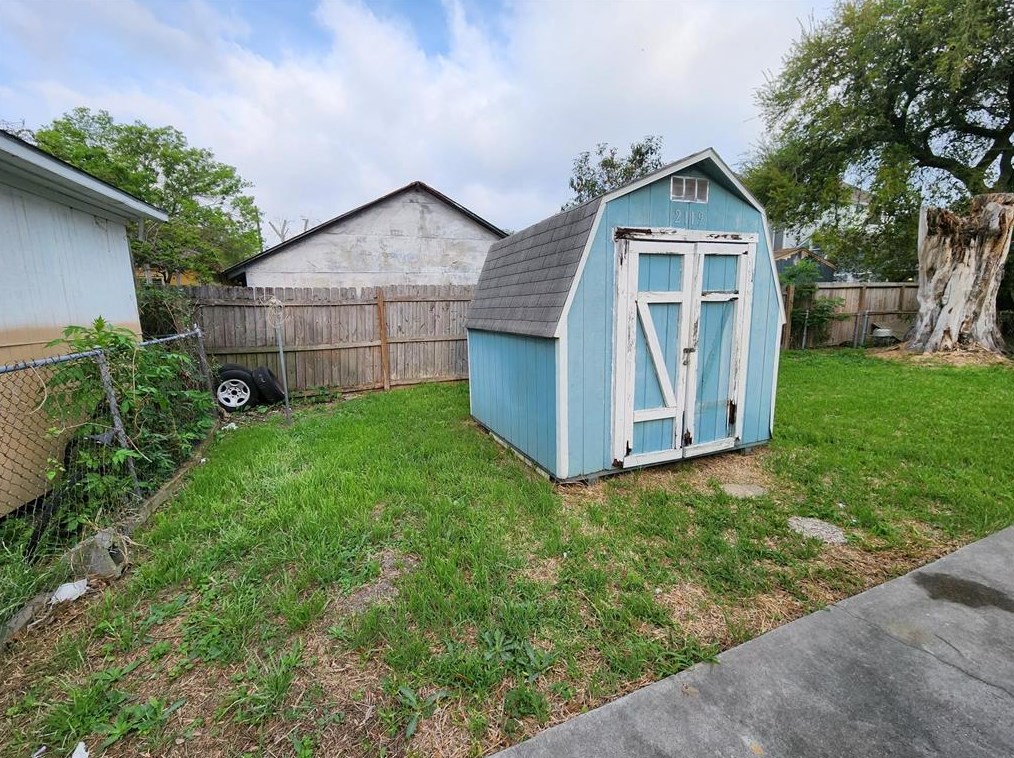 2119 Carter St, Houston TX  77008-4446 exterior