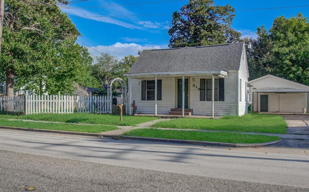 319 Gulf St, Baytown, TX 77520-5213