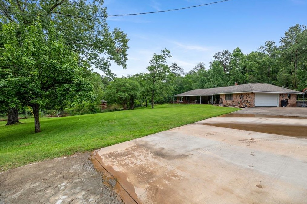 181 Holly Throw Cir, Livingston, TX 77351-0332