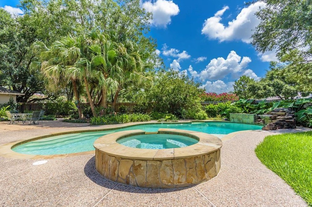 111 Oak Creek Ln, League City, TX 77573