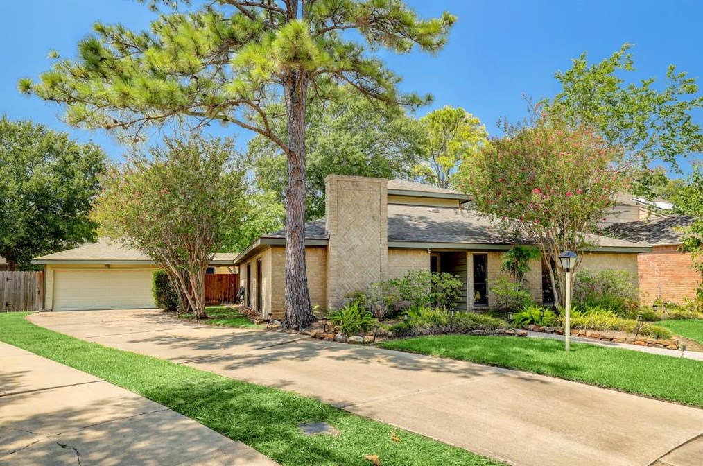 1118 Stoney Hill Dr, Houston, TX 77077-1026