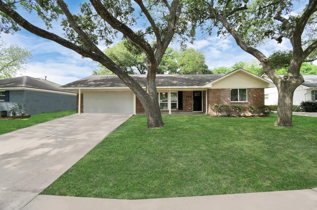 5010 Creekbend Dr, Houston TX  77035-3141 exterior
