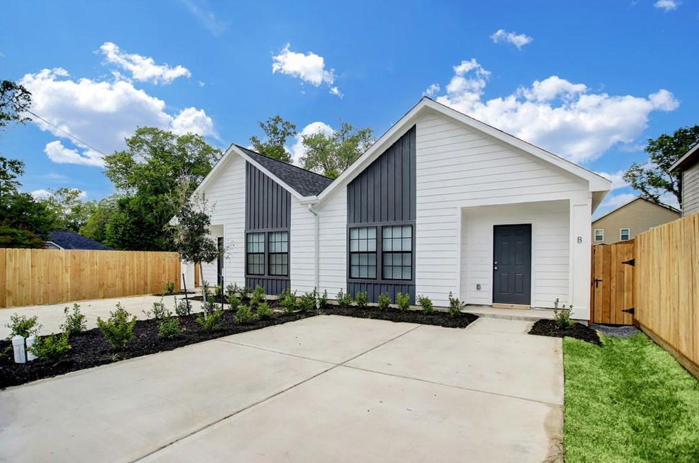 8121 Claiborne St, Houston, TX 77078-2710