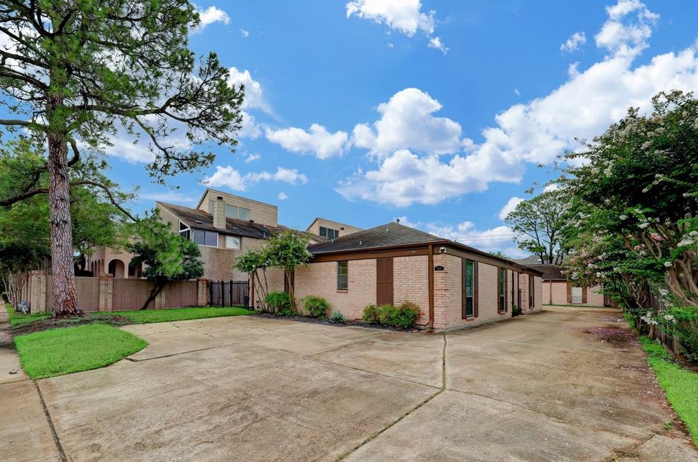1106 Nantucket Dr, Houston, TX 77057