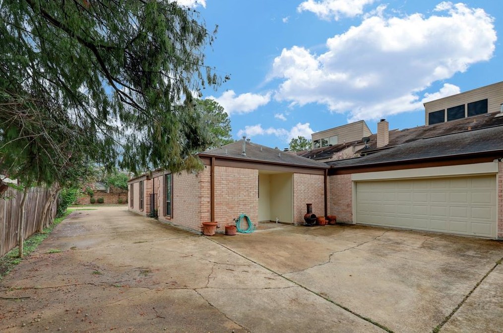 1106 Nantucket Dr, Houston TX  77057-1904 exterior