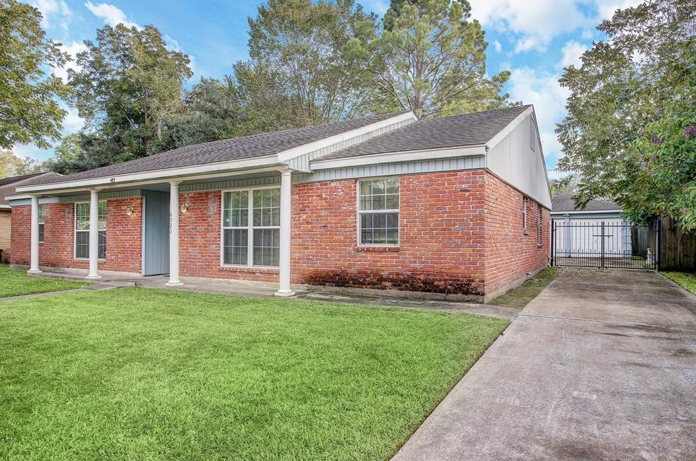 6023 Claridge Dr, Houston TX  77096-5824 exterior
