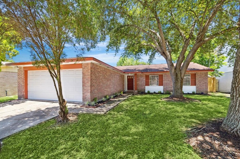 10423 Permian Dr, Sugar Land, TX 77498