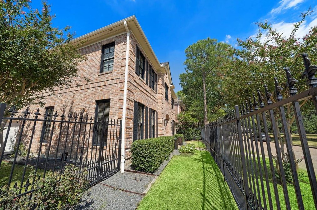 4944 Tilbury Dr, Houston, TX 77056-2214