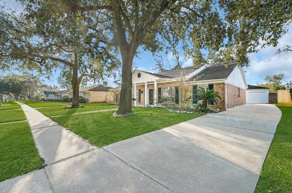 9039 Sandstone St, Houston, TX 77036