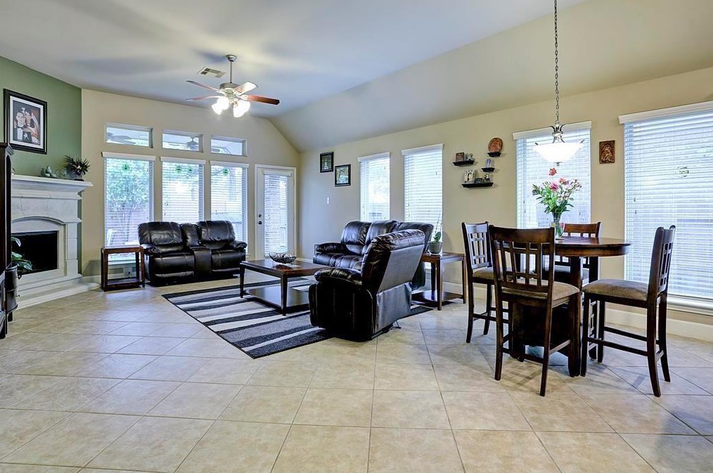 2912 Silhouette Bay Dr, Pearland, TX 77584-3470