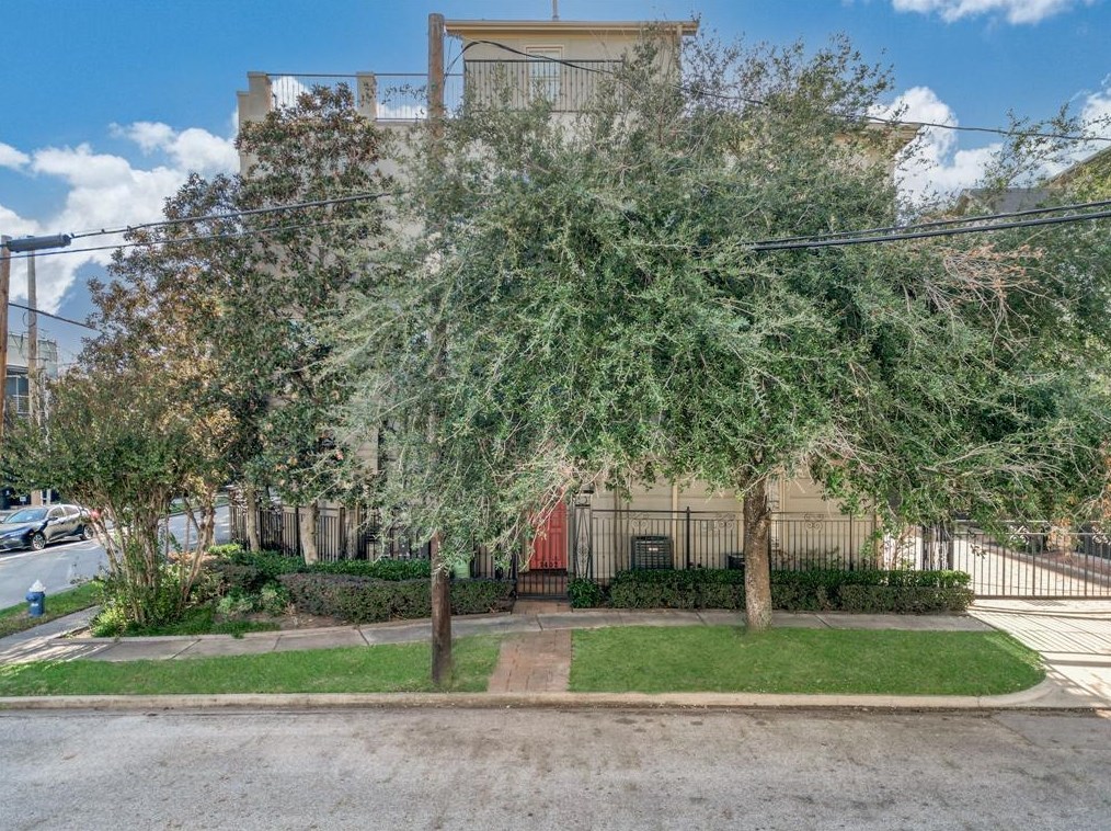 1402 Wichita St, Houston TX  77004-5747 exterior