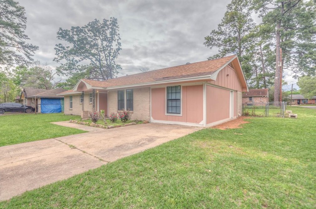 300 Moss Hill Ln, Conroe, TX 77303-1743