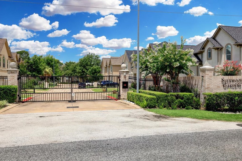 11126 Sherwood Garden Dr, Houston, TX 77043