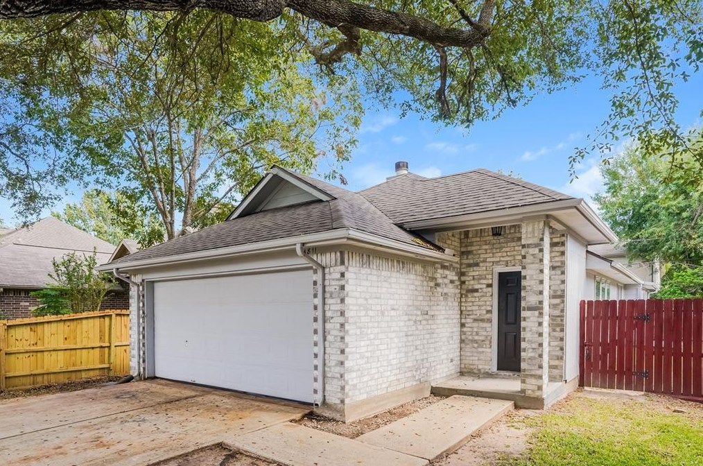 4811 Hawthorne St, Taylor Lake Village, TX 77586