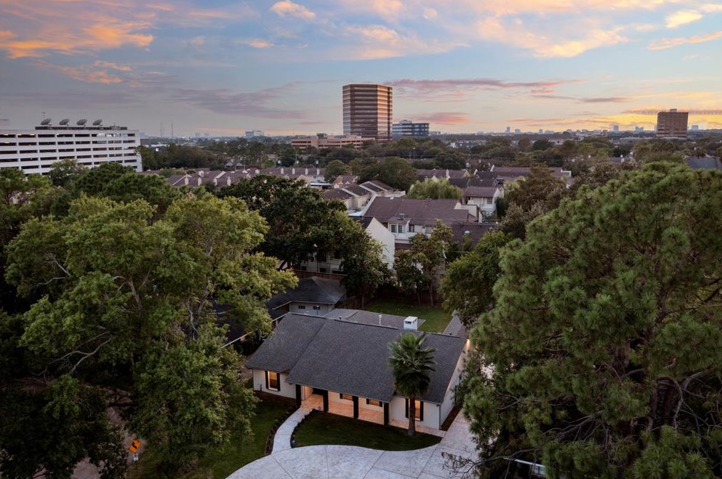 2402 Chimney Rock Rd, Houston, TX 77056