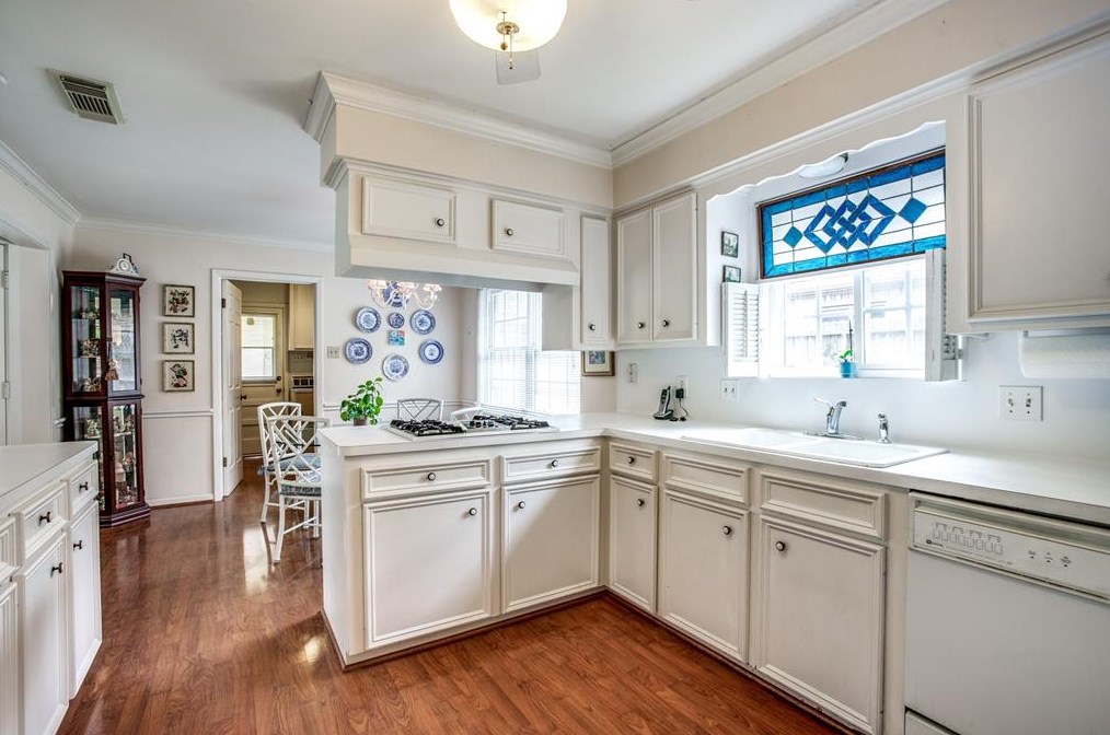 330 Wycliffe Dr, Houston TX  77043-3901 exterior