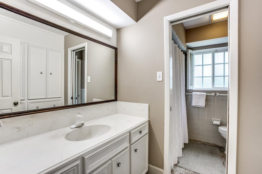 330 Wycliffe Dr, Houston TX  77043-3901 exterior