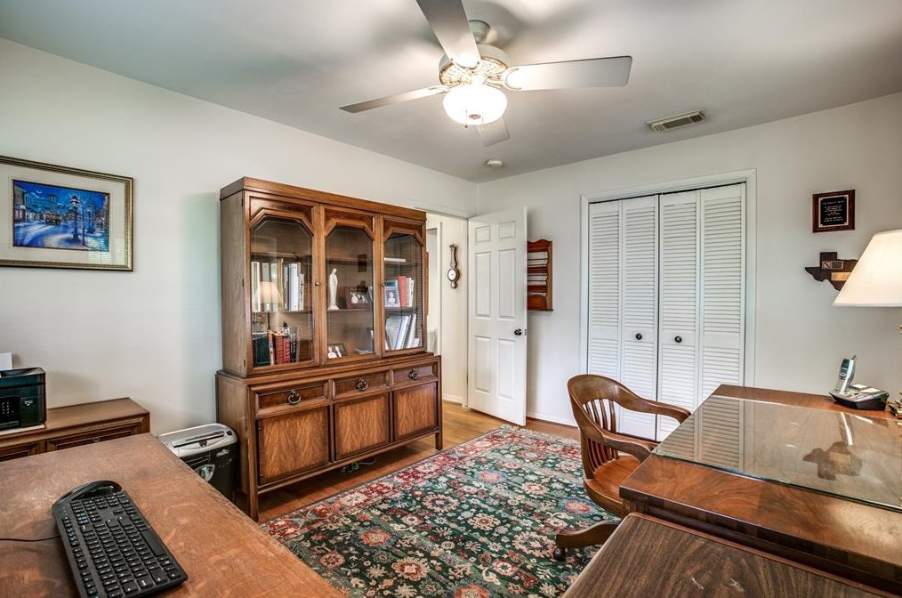 330 Wycliffe Dr, Houston TX  77043-3901 exterior