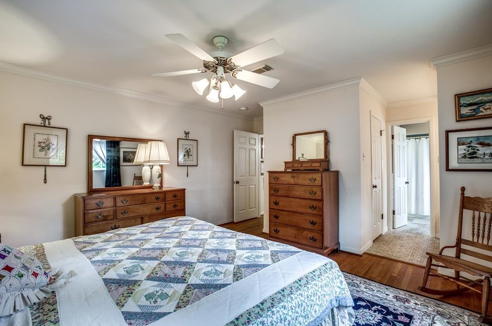 330 Wycliffe Dr, Houston TX  77043-3901 exterior