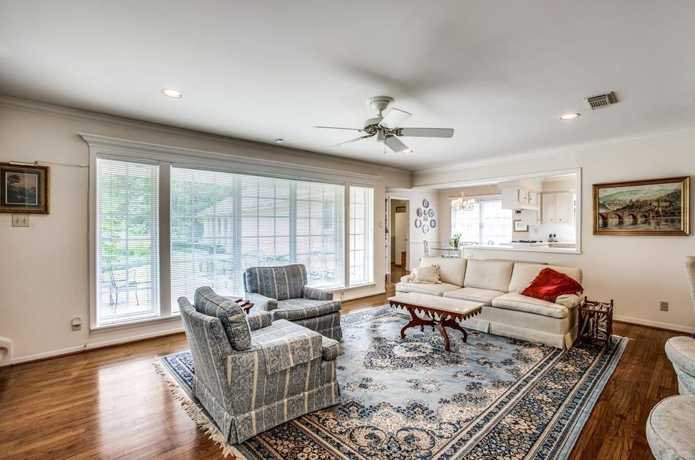 330 Wycliffe Dr, Houston TX  77043-3901 exterior