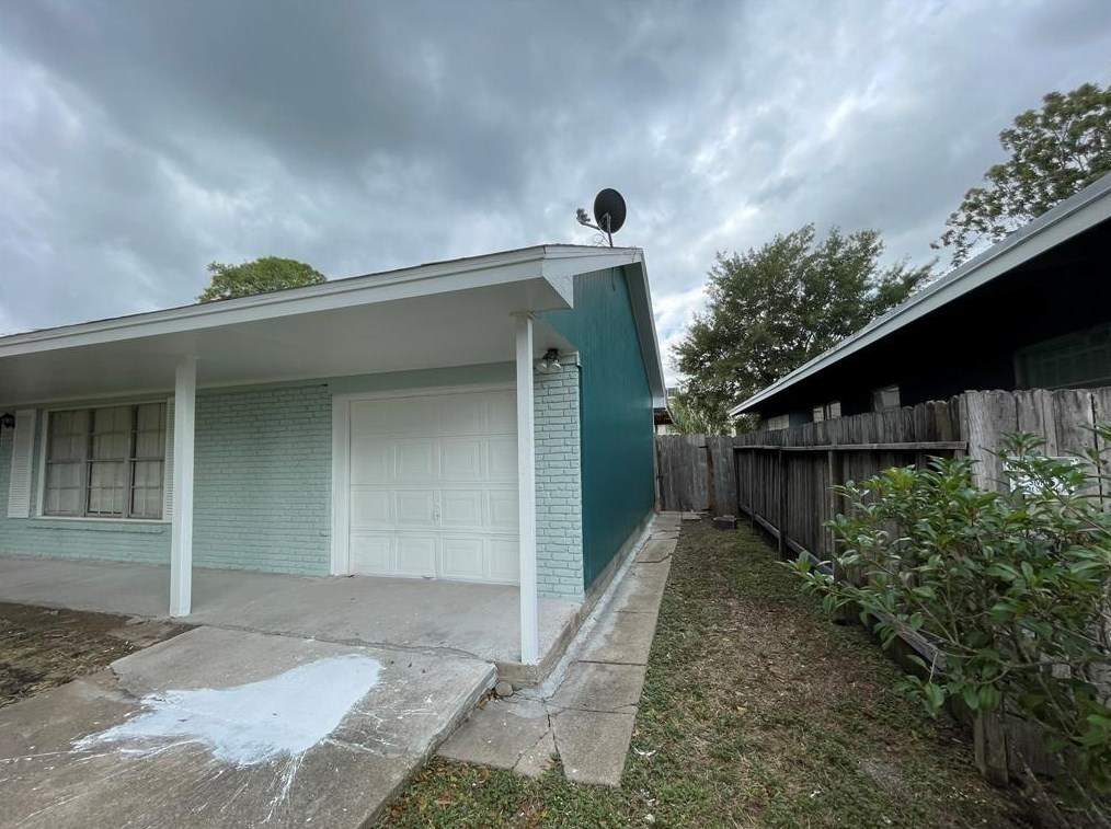 8210 Albacore Dr, Houston, TX 77074