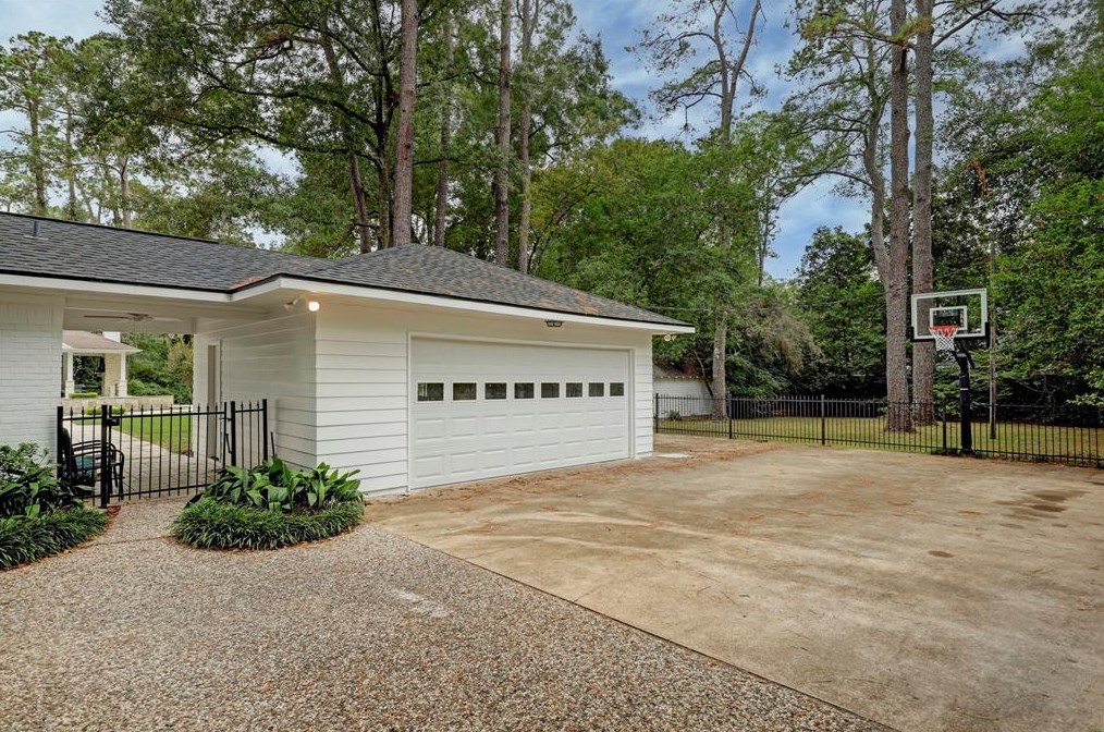 103 Hickory Rdg Dr, Houston TX  77024-6229 exterior