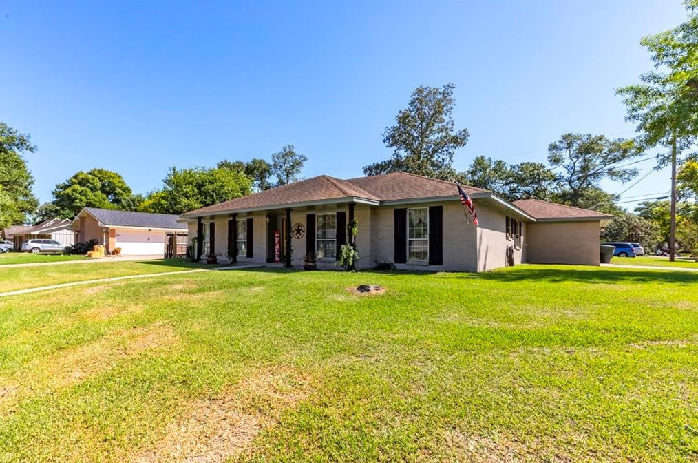 6595 Westgate Dr, Beaumont, TX 77706-4228