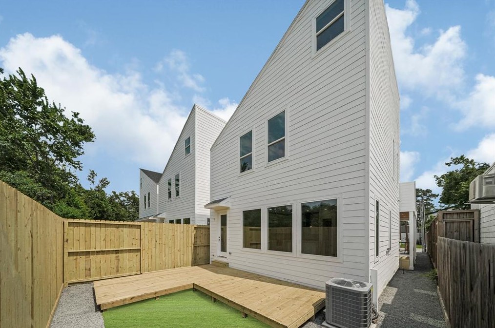 4816 Creekmont Dr, Houston TX  77091-5407 exterior