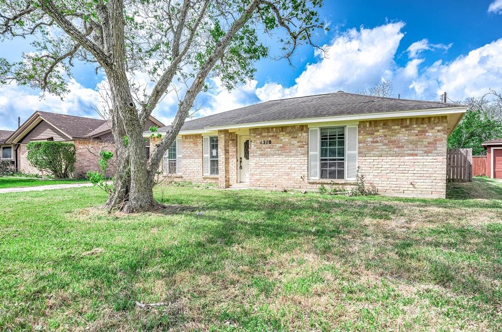 1310 Northbrook Dr, Angleton, TX 77515
