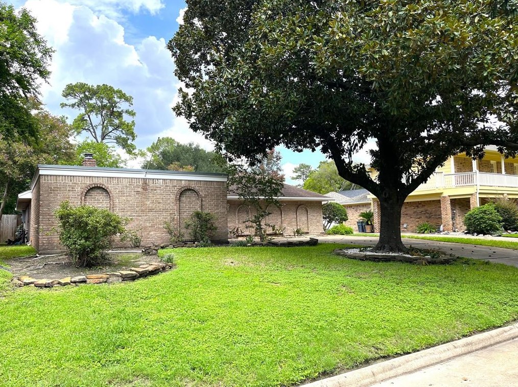 8 Rocky Ln, Houston, TX 77040