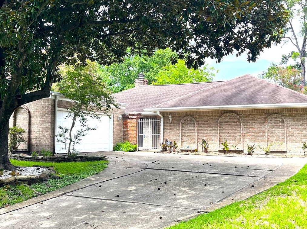 8 Rocky Ln, Houston TX  77040-1523 exterior