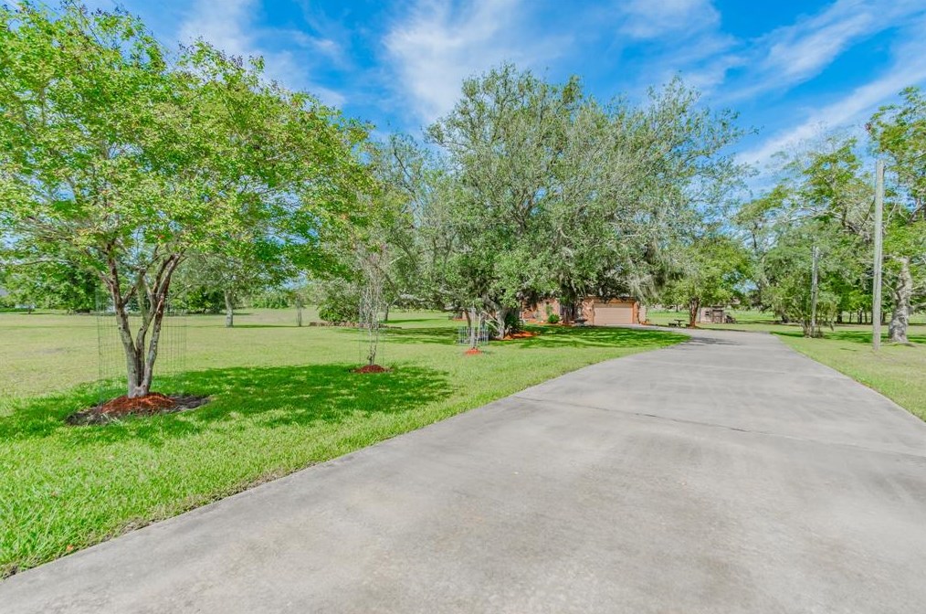 638 Winchester Trail, Angleton, TX 77515