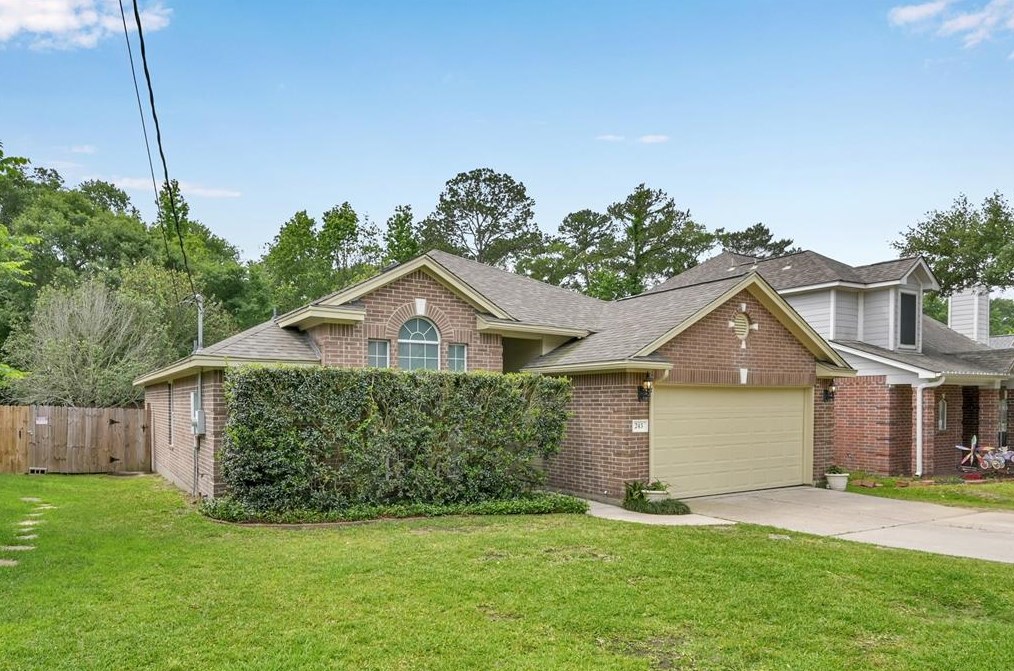 243 Maple Ln, Conroe, TX 77304
