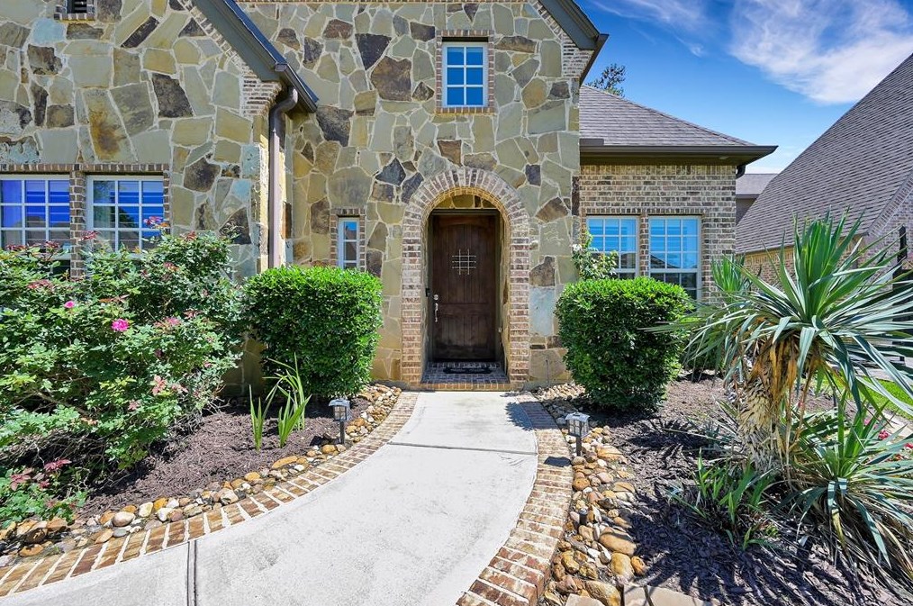 34 Shimmering Aspen Cir, Spring TX  77389-4963 exterior