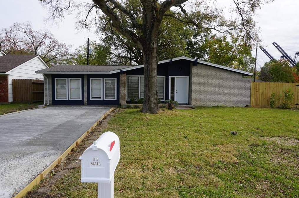 3911 Tarpon Ln, Morgans Point, TX 77571