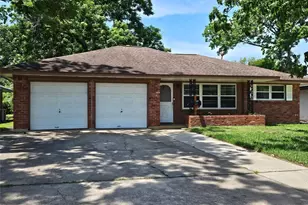 111 Carnation St, Lake Jackson, TX 77566 - Photo 2