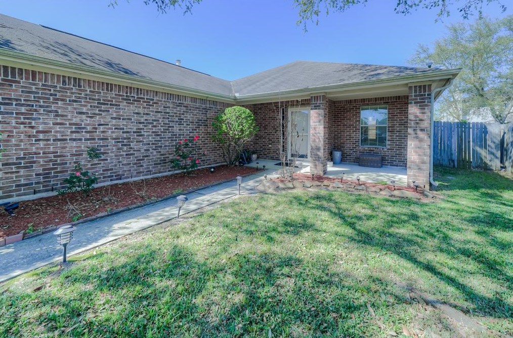 7826 Fallen Oak Ln, Texas City, TX 77591
